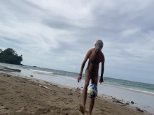 Fútbol desnudo en la playa - Cámara lenta