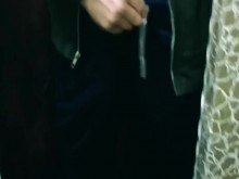 Chico adolescente cambiándose de ropa en el camerino de la tienda desnudo / Vladimir Public