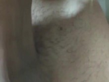 Pov: joven versátil masturbándose el culo y la polla mientras habla sucio