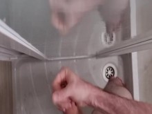 Chico se masturba y se corre una gran carga en la ducha