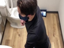 Un hombre se mea y se corre con un tapón anal hasta el fondo del culo (baño público)
