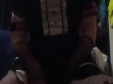 El lindo Dino monta su juguete favorito por la noche