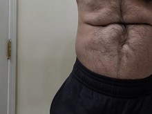 ¡OSO MUSCULAR FLEXIENDO CON PANTALONES DEPORTIVOS NEGROS!