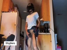 A un lindo joven inocente le encanta hacer travesuras por la noche