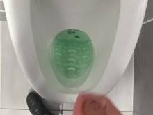 Pajearse en un baño público. Alguien me escuchó ????????