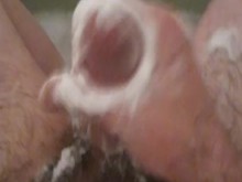 Papi peludo cachondo a la hora del baño, paja y semen!