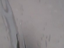 gran carga corriéndose sobre la mesa