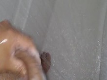 Lavando mi deliciosa verga sin cortar