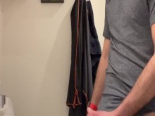 Masturbándose y corriéndose en el baño