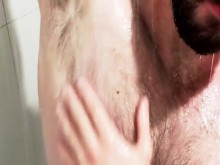 Deportista musculoso peludo se pone cachondo y se desnuda en las duchas del gimnasio