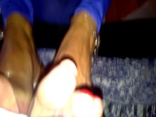 Uñas rojas largas en tacones claros provocando