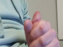 Masturbándose y corriéndose en mi mano otra vez