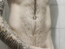 Chico ruso masturbándose en la ducha del dormitorio mientras no hay nadie cerca, video extremo casero