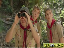 ¡El niño explorador descubre algo IMPACTANTE en el bosque a través de sus binoculares! ¡El maestro explorador se está besando con uno de los otros chicos exploradores de la tropa!