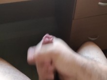 Chico grande sin cortes se masturba hasta el orgasmo