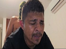 MECÁNICO PAGÓ LA DEUDA CON EL CULO, FUE CRIADO POR TRES CHICOS DOTADOS.